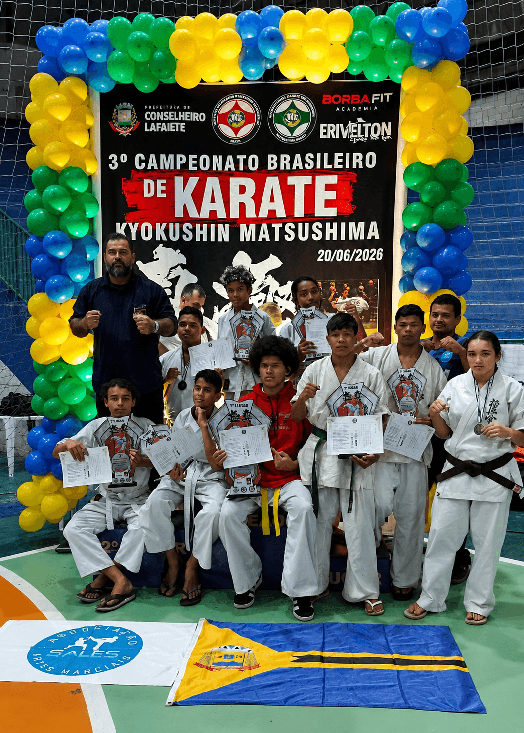 Alunos e equipe da Associação Sales de Artes Marciais